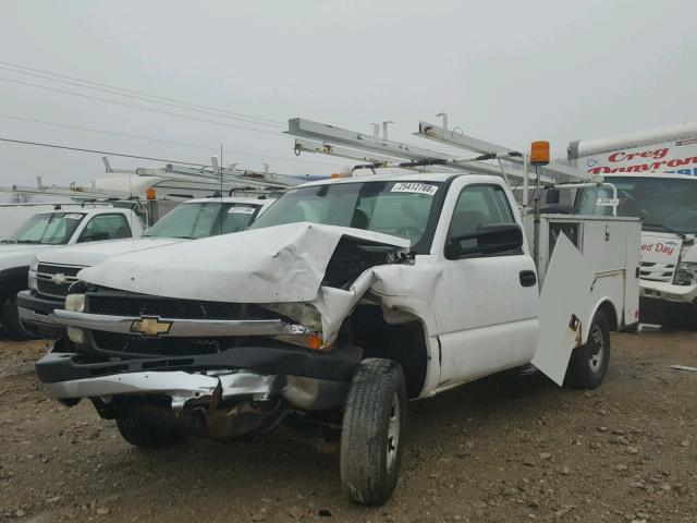 1GBHC24U51E212579 - 2001 CHEVROLET SILVERADO WHITE photo 2