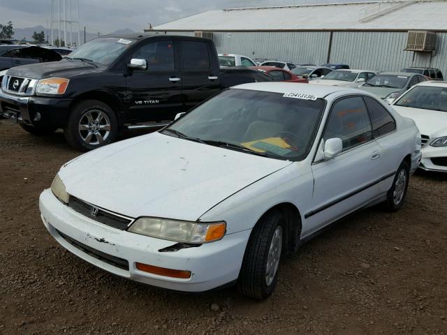 1HGCD7233TA039425 - 1996 HONDA ACCORD LX WHITE photo 2