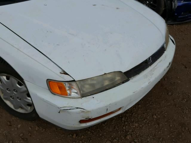 1HGCD7233TA039425 - 1996 HONDA ACCORD LX WHITE photo 9