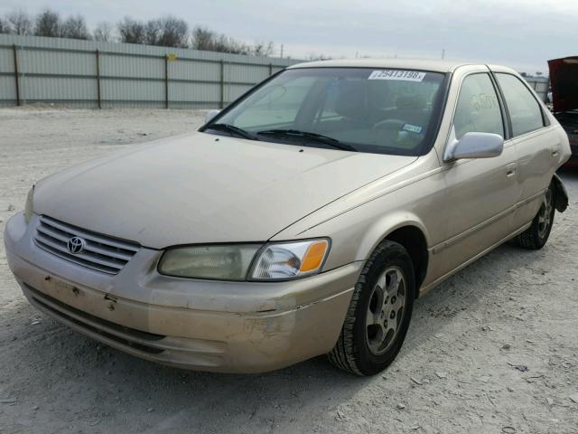 JT2BG22K2X0291747 - 1999 TOYOTA CAMRY LE GOLD photo 2