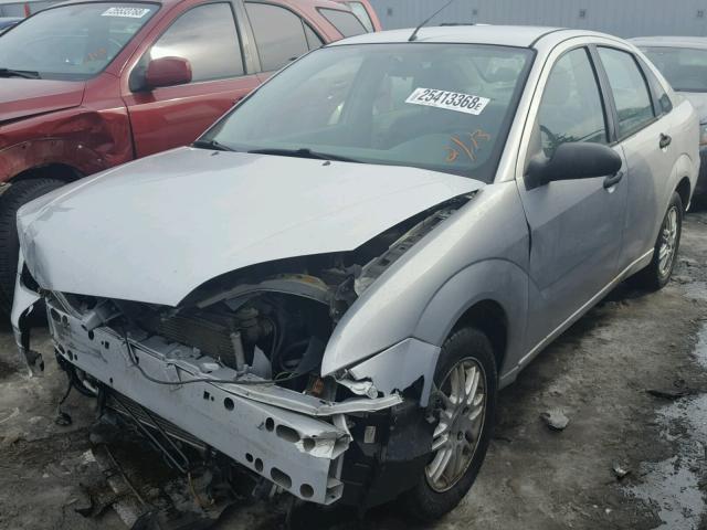 1FAFP34N85W179671 - 2005 FORD FOCUS ZX4 SILVER photo 2