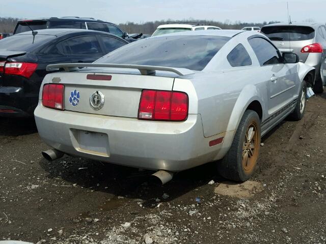 1ZVFT80N455215531 - 2005 FORD MUSTANG SILVER photo 4