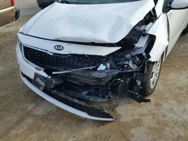 3KPFK4A75HE121312 - 2017 KIA FORTE LX WHITE photo 9