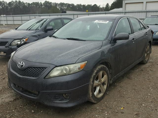 4T1BF3EK3BU198518 - 2011 TOYOTA CAMRY BASE GRAY photo 2