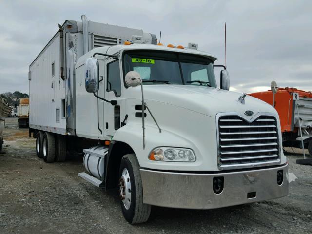 1M2AK06C56N012412 - 2006 MACK 600 CXN600 WHITE photo 1