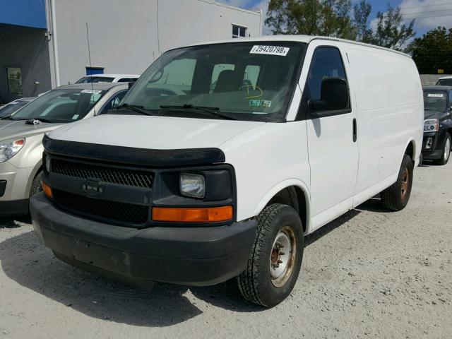 1GTHG35K181175342 - 2008 GMC SAVANA G35 WHITE photo 2