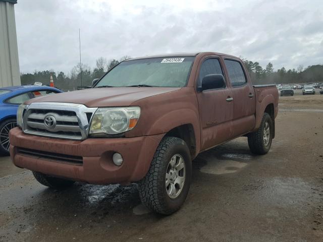 3TMLU42N57M011441 - 2007 TOYOTA TACOMA DOU BROWN photo 2