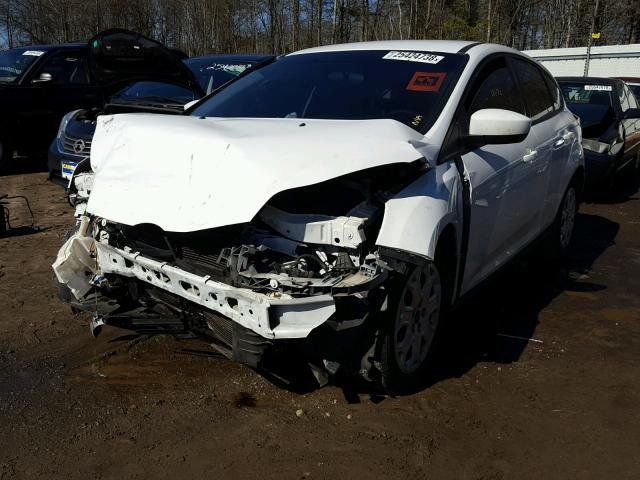 1FAHP3K28CL258614 - 2012 FORD FOCUS SE WHITE photo 2