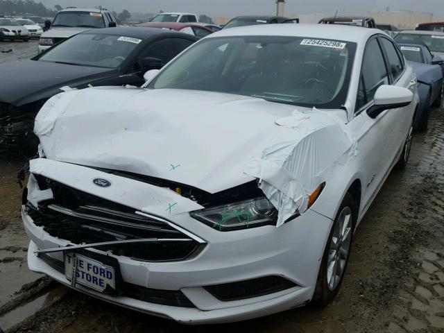 3FA6P0UU7HR265034 - 2017 FORD FUSION S H WHITE photo 2