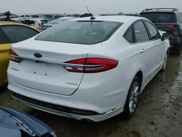 3FA6P0UU7HR265034 - 2017 FORD FUSION S H WHITE photo 4