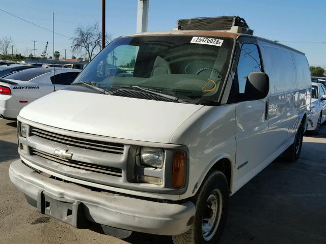 1GCHG39R521161524 - 2002 CHEVROLET EXPRESS WHITE photo 2