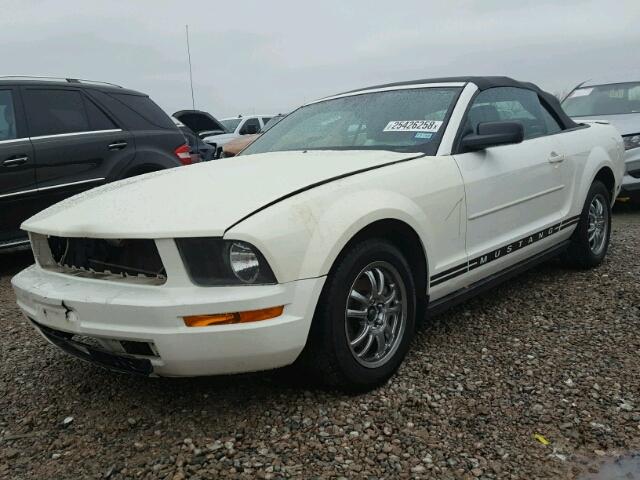 1ZVHT84N885183741 - 2008 FORD MUSTANG WHITE photo 2