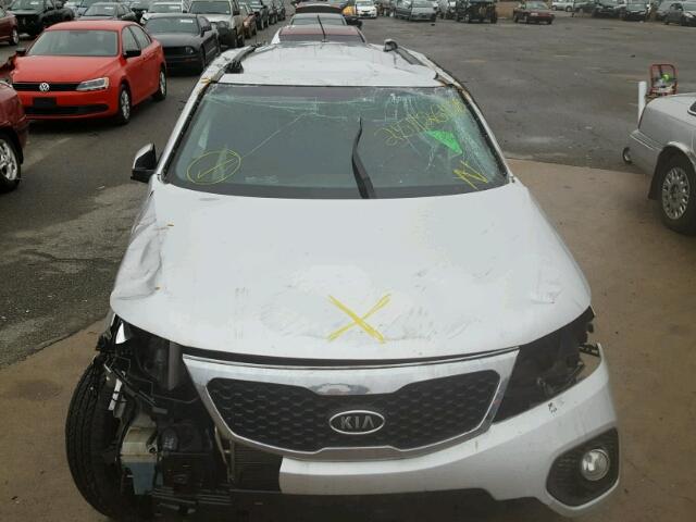 5XYKTDA62CG216652 - 2012 KIA SORENTO BA SILVER photo 9