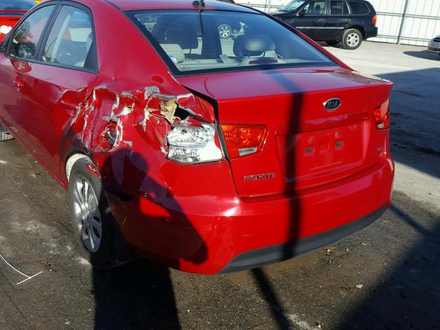 KNAFU4A27D5695573 - 2013 KIA FORTE EX RED photo 9