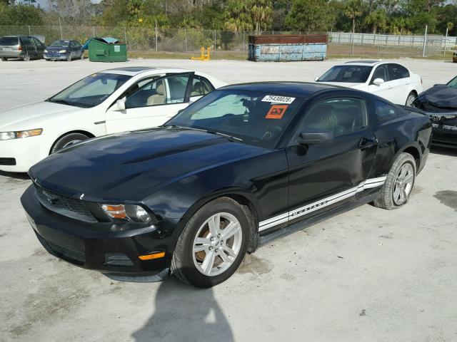 1ZVBP8AN9A5160313 - 2010 FORD MUSTANG BLACK photo 2