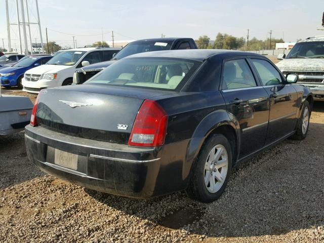 2C3KA53G36H464680 - 2006 CHRYSLER 300 TOURIN BLACK photo 4