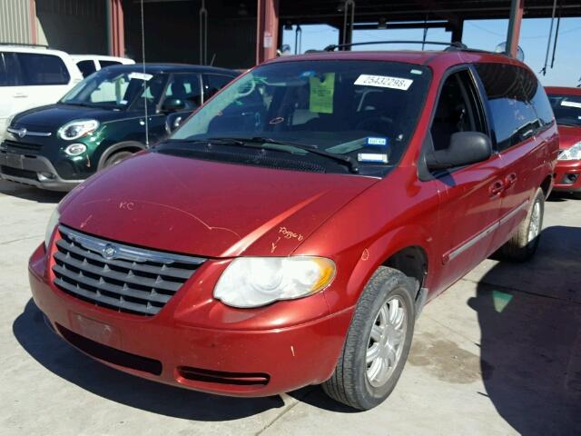 2C4GP54L55R582055 - 2005 CHRYSLER TOWN & COU RED photo 2