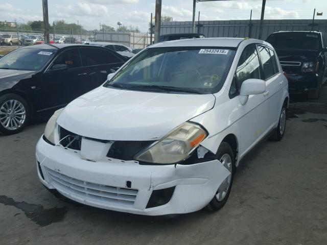 3N1BC13E37L446186 - 2007 NISSAN VERSA S WHITE photo 2