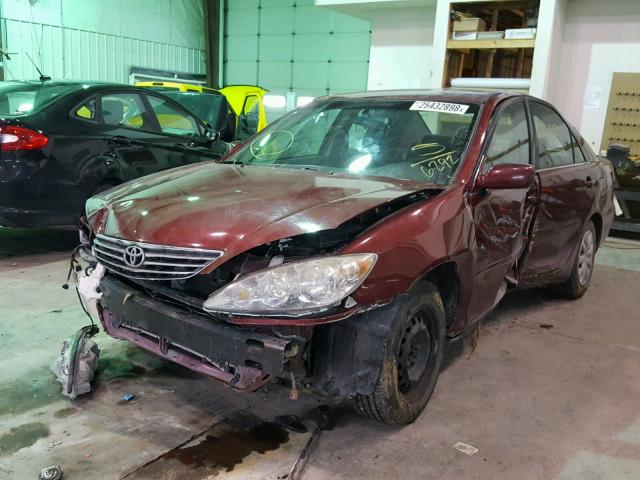 4T1BE32KX5U016292 - 2005 TOYOTA CAMRY LE RED photo 2