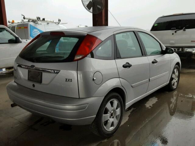 3FAFP37342R114258 - 2002 FORD FOCUS ZX5 SILVER photo 4