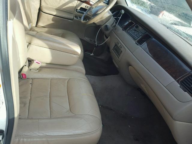 1LNHM82W9YY796229 - 2000 LINCOLN TOWN CAR S WHITE photo 5