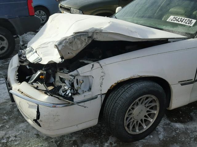 1LNHM82W9YY796229 - 2000 LINCOLN TOWN CAR S WHITE photo 9