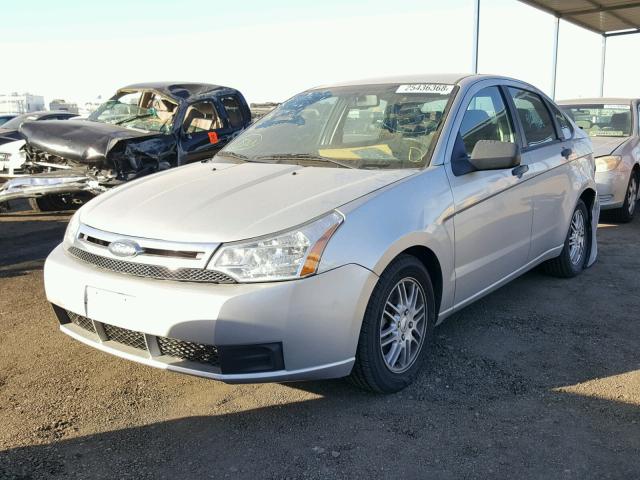 1FAHP35N19W141101 - 2009 FORD FOCUS SE SILVER photo 2