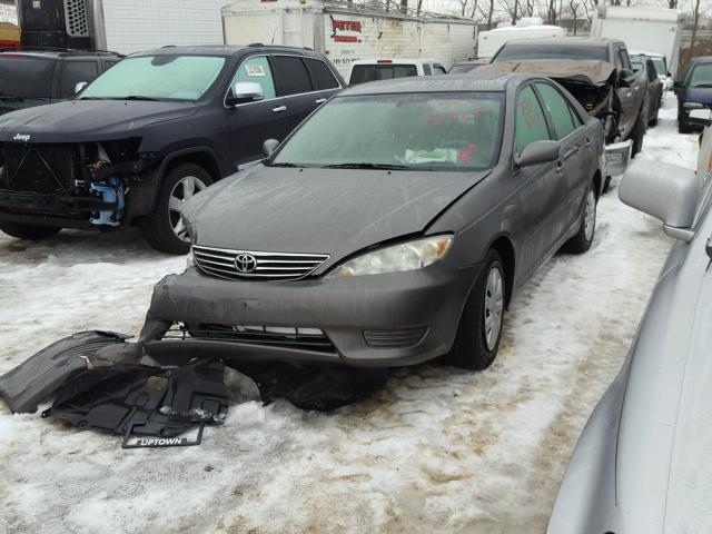 4T1BE32K95U590902 - 2005 TOYOTA CAMRY LE GRAY photo 2