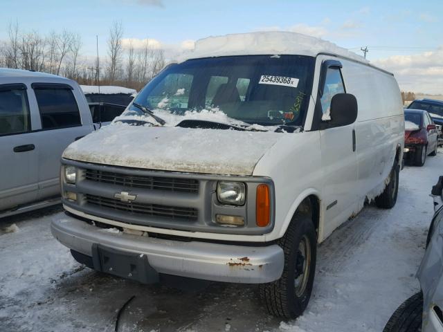 1GCHG39R221204152 - 2002 CHEVROLET EXPRESS G3 WHITE photo 2