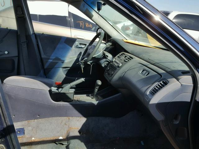 1HGCF86652A134118 - 2002 HONDA ACCORD VAL BLUE photo 5