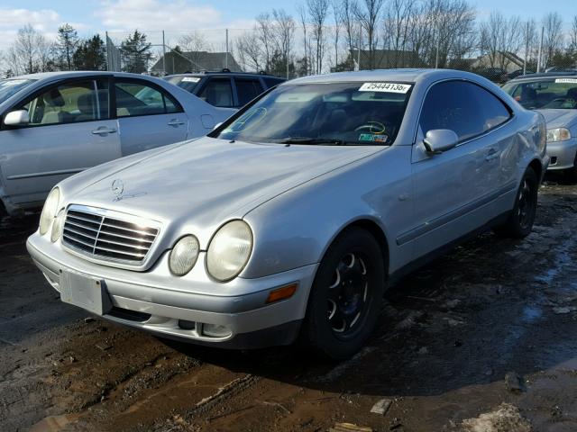 WDBLJ65G8WF038468 - 1998 MERCEDES-BENZ CLK 320 SILVER photo 2