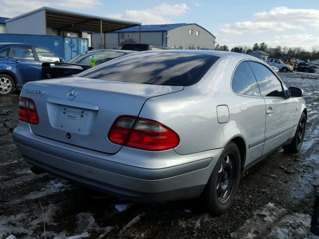 WDBLJ65G8WF038468 - 1998 MERCEDES-BENZ CLK 320 SILVER photo 4