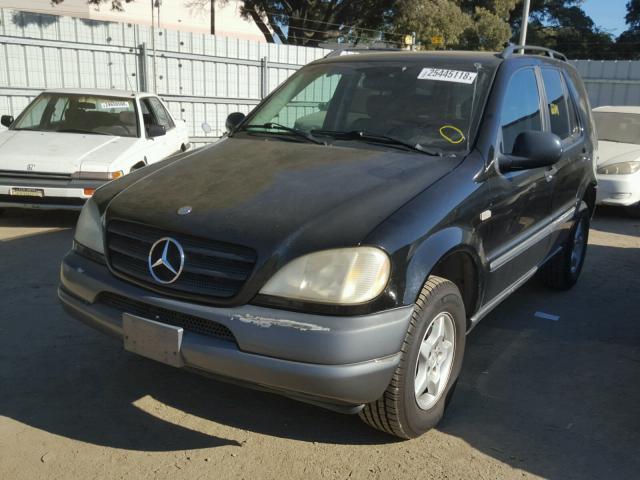 4JGAB54E3XA139945 - 1999 MERCEDES-BENZ ML 320 BLACK photo 2