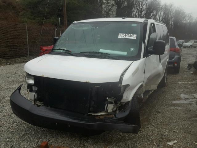 1GNSHBF43B1125697 - 2011 CHEVROLET EXPRESS G1 WHITE photo 2