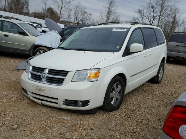 2D4RN5D13AR409581 - 2010 DODGE GRAND CARA WHITE photo 2