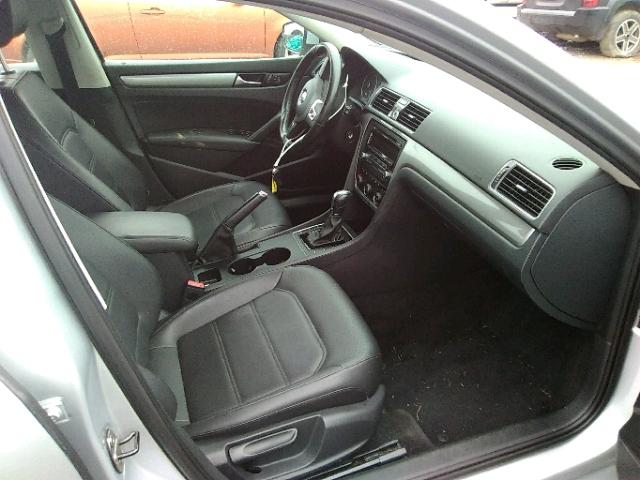 1VWAT7A30EC034004 - 2014 VOLKSWAGEN PASSAT S Silber Foto 5