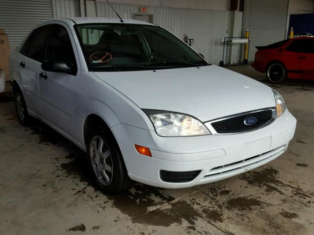 1FAFP34N05W268585 - 2005 FORD FOCUS ZX4 WHITE photo 1