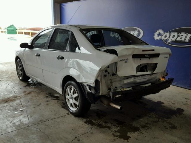 1FAFP34N05W268585 - 2005 FORD FOCUS ZX4 WHITE photo 3