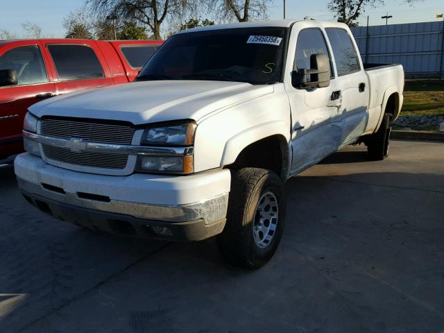 1GCHC23114F104431 - 2004 CHEVROLET SILVERADO WHITE photo 2