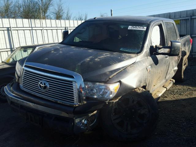 5TFHY5F12DX297049 - 2013 TOYOTA TUNDRA CRE GRAY photo 2