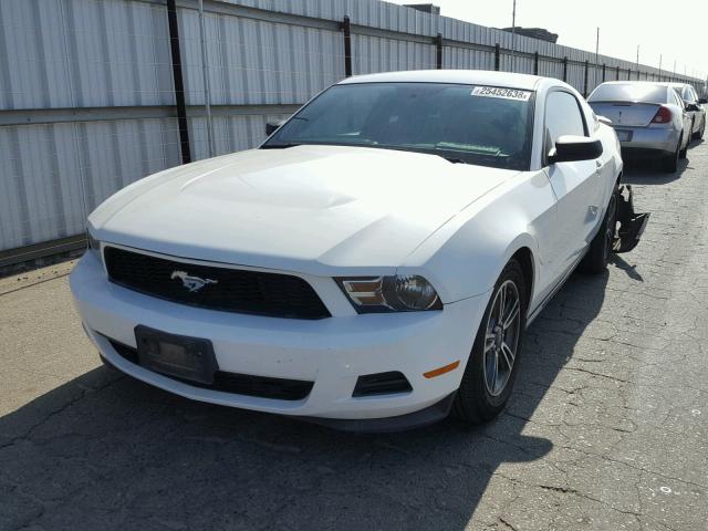 1ZVBP8AM4C5228916 - 2012 FORD MUSTANG WHITE photo 2