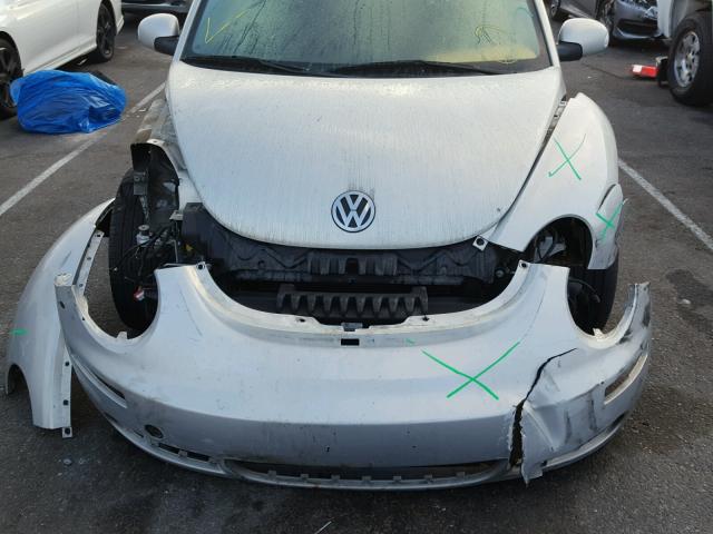 3VWSG31YX9M411813 - 2009 VOLKSWAGEN NEW BEETLE 银色 照片 9