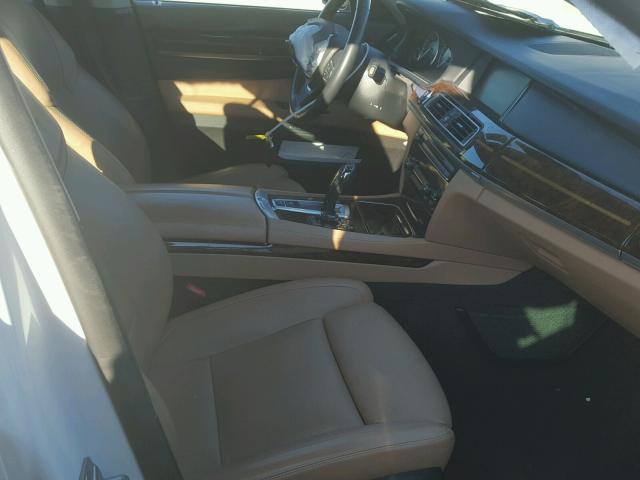 WBAYA8C51DD227960 - 2013 BMW 750I Білий фото 5