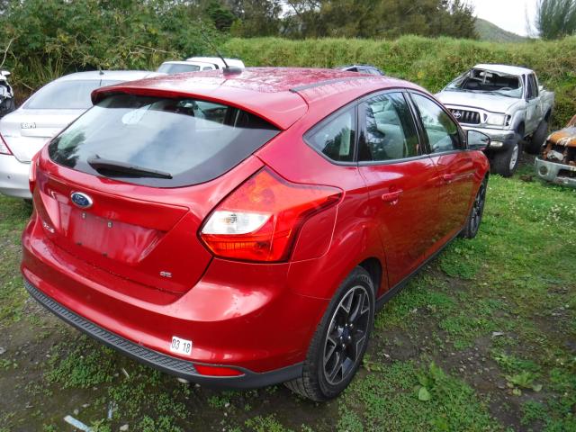 1FAHP3K26CL330653 - 2012 FORD FOCUS SE RED photo 4