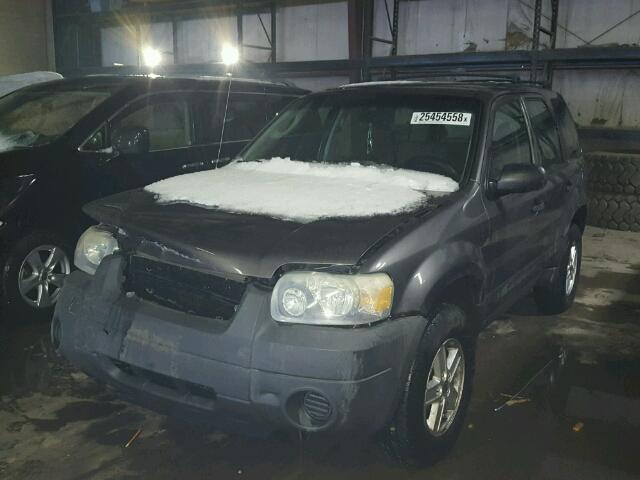 1FMYU92Z75KA02827 - 2005 FORD ESCAPE XLS GRAY photo 2