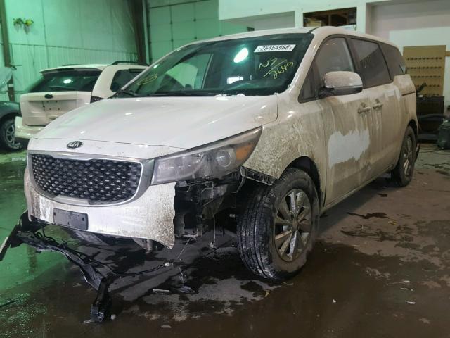 KNDMA5C1XG6112649 - 2016 KIA SEDONA L WHITE photo 2