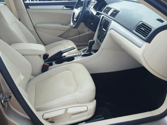 1VWAT7A32HC041640 - 2017 VOLKSWAGEN PASSAT S თაფლისფერი ფოტო 5