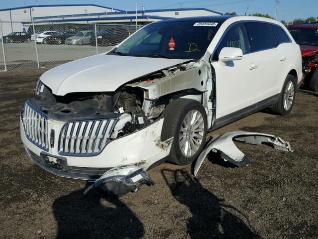 2LMHJ5FR4ABJ15493 - 2010 LINCOLN MKT WHITE photo 2