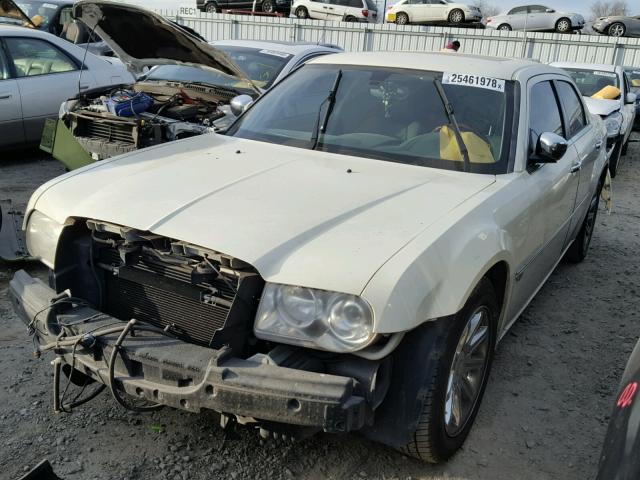 2C3AA63H45H630665 - 2005 CHRYSLER 300C WHITE photo 2