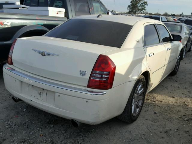 2C3AA63H45H630665 - 2005 CHRYSLER 300C WHITE photo 4